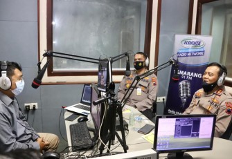 Kapolda dan Kabidhumas Polda Jateng diundang dalam talkshow di radio Elshinta di Bukit Semarang, Rabu 10/11/2021