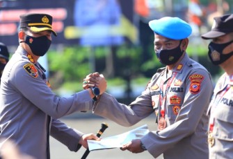 Kapolres Garut - Polda Jabar, Gelar Apel Jam Pimpinan, Berikan Apresiasi Kepada Anggota Berprestasi Dan Personil Purnabakti