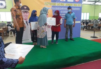 Kapolsek Cepiring Pantau Langsung 1.198 Buruh Pabrik Rokok Di Cepiring Yang Terima BLT (DBHCHT)