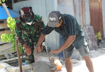Anggota Satgas TMMD Bantu Warga Sambil Belajar Bikin Batako