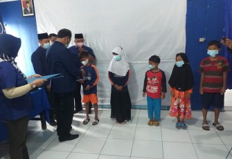 Ketua DPD Partai Nasdem memberikan santunan kepada anak-anak Yatim Piatu. Kamis 11/11/2021