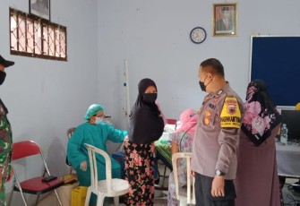 Anggota Polsek Patean Monitoring Vaksinasi di Desa Gedong Kecamatan Patean 17/11/2021