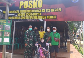 Satgas TMMD Serahkan Bantuan Kursi Roda Buat Warga