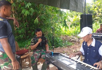 Satgas TMMD Ke-112 Hibur Warga Dengan Organ Tunggal