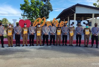 Apresiasi Pencapaian Vaksin, Kapolres BS Ganjar 6 Kades Dengan Piagam Penghargaan