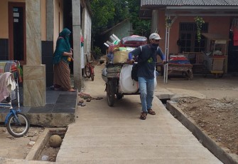 Pedagang Keliling Terasa Ringan Melintas Jalan Flamboyan Pasca Diperbaiki Satgas TMMD