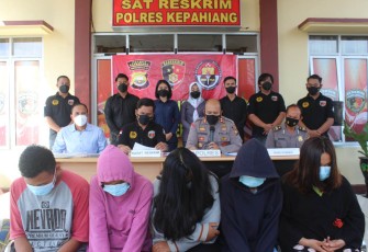 Kapolres Kepahiang AKBP Suparman S.IK, M.AP, yang didampingi Kasat Reskrim Polres Kepahiang AKP Welliwanto Malau, S.IK., MH dalam pelaksanaan press conference kemarin (Selasa, 19/10/2021).