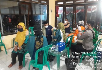 Anggota Polsek Patebon Monitoring vaksin malam di Aula Balaidesa Kebonharjo Kecamatan Patebon, Senin 1/11/2021