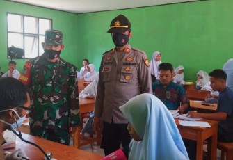 Kali Ini Kapolsek Monitoring Vaksinasi di MA Nurul Hidayatul Iman Singajaya Garut