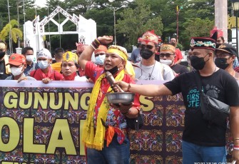Masyarakat Gumas menuntut atau menyampaikan aspirasi terkait kerusakan jalan Gumas Palangka Raya yang hingga sampai saat ini belum mendapat perhatian
