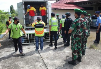 Petugas Gabungan Kembali Kawal Kedatangan Vaksin Jenis Pfizer di Palangka Raya