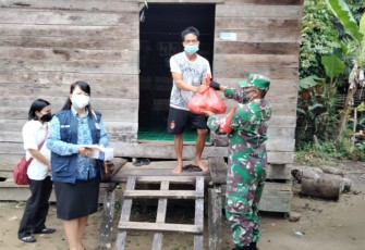 Koramil Manuhing Bersama Satgas PPKM, Door To Door Bagikan Tali Asih Kepada Warga