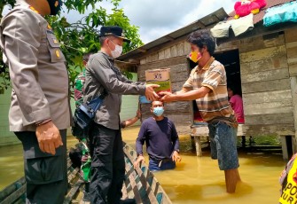 Danramil Dampingi Bupati Salurkan Bantuan Bagi Warga Terdampak Banjir