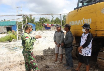 Babinsa Jalin Komsos Bersama Lurah di Lokasi TMMD Kelurahan Kampuri