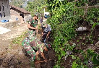 Satgas TMMD 112 Kodim 0818/Malang-Batu Bersama Warga Kerjakan Drainase