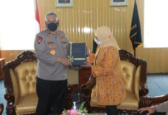 Kapolda Bengkulu Donasikan Buku Karangannya “DVNH” Untuk Unib