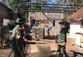 Irama Ayakan Pasir Satgas TMMD 112 KODIM 0818