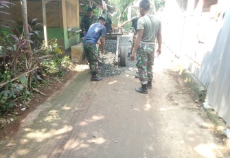 Satgas TMMD Ke-112 Hadir Memperbaiki Jalan Rusak Untuk Meningkatkan Kesejahteraan Masyarakat 
