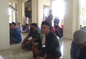 Satgas TMMD Ke 112 Tunaikan Sholat Jumat Bersama Warga