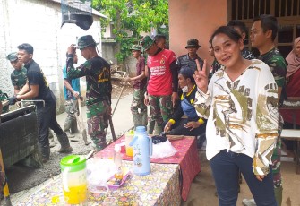 Warga Sukarela Suguhkan Minuman dan Makanan Ringan Buat Satgas TMMD Ke-112