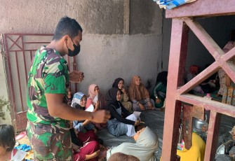 Satgas TMMD Komsos Dengan Ibu-Ibu Pengajian Ajak Warga Untuk Vaksin