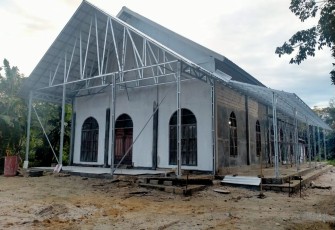 Satgas TMMD Reguler Ke 112 Pasang Keramik Teras Gereja GBI Mawar Saron