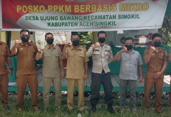 Pj Kades Ujung Bawang, Buyung Rahmat foto bersama di Posko PPKM setempat