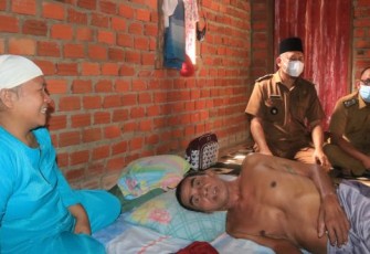 bertolak dari Kota Bengkulu, Lurah Padang Serai Bambang Irawan dengan mobil ambulans kampung melayu menyambangi rumah Edi di Kabupaten Seluma.
