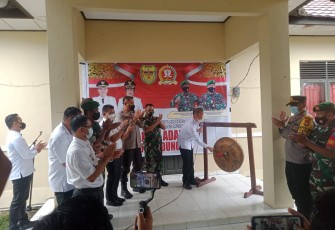Dandim 1016/Plk Kolonel Inf Rofiq Yusuf melalui Pabung Gumas Mayor Inf Idham Khalid bersama Bupati Gumas Jaya Samaya Monong serta disaksikan unsur Muspida setempat, meresmikan Program Kampung Berkah