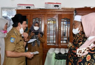 Bantuan operasional (BOp) ketua RT, ketua adat, ketua LPM dan linmas di Kelurahan Malabero dibagikan langsung oleh waki walikota Dedy Wahyudi di kantor lurah Malabero