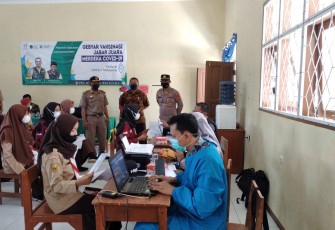 Kapolsek Malausma Pantau Vaksinasi Merdeka di Sekolah Ma Almasum Malausma