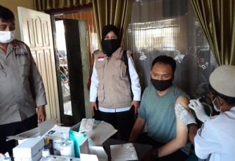 Anggota Polsek Pageruyung Monitoring vaksinasi di Balaidesa Getasblawong, Kamis 4/11/2021