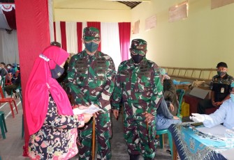 Danrem 074/Warastratama Kolonel Inf Rudy Saladin didampingi Dandim 0727/Karanganyar Letkol Inf Ikhsan Agung Widyo Wibowo meninjau pelaksanaan vaksinasi untuk warga di Desa Plosorejo, Kecamatan Matesih.
