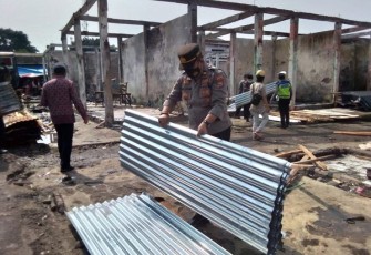 Pembongkaran bangunan bekas kebakaran Pasar Tradisional Purwodadi mulai dikerjakan