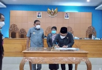Bupati Bengkulu Utara (BU) Ir.H Mian hadiri Sidang Paripurna dalam Rangka penyampaian kata Akhir Fraksi DPRD BU