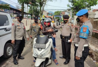 Polsek Leles Gencar Lakukan Sosialisasi E-Inmendagri No 57 Tentang Penanggulangan Penyebaran Virus Covid-19