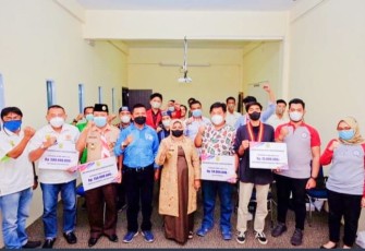 Walikota Tanjungpinang, Hj. Rahma, S.IP menyerahkan bantuan hibah operasional di lingkungan Pemerintah Kota Tanjungpinang, yang dilaksanakan di Dispora center Tanjungpinang, Kompleks Pinglang Mas