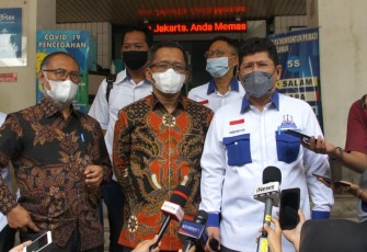 Kuasa hukum Partai Demokrat Bambang Widjojanto saat diwawancarai wartawan