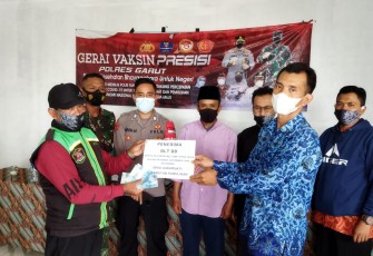 Bripka Bubun Giat Monitoring Pembagian BLT DD di Desa Garumukti Pamulihan Garut