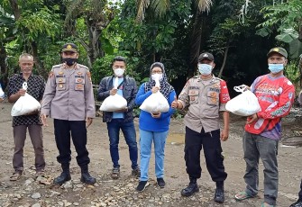 Polisi Bagikan Bansos Kapolres Garut untuk Warga Terdampak Covid-19 di Pameungpeuk