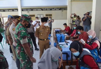 Bupati Trenggalek, Mochamad Nur Arifin, bersama Forkopimda saat meninjau pelaksanaan vaksinasi di Balai Desa Prambon Kecamatan Tugu, Selasa (21/2021). ( Foto - Hardi Rangga, klikwarta.com)