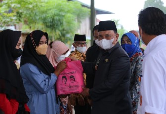 Penyerahan paket Sembako secara Simbolis oleh wakil bupati Lampung barat Drs Mad Hasnurin