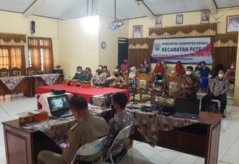 Kapolsek Patean Monitoring zoom meeting tentang pengawasan sistem pembelajaran PTM di Aula Kevamatan Patean
