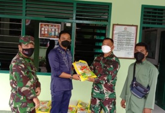 Koramil 02/0315 Bintan Bantu Salurkan Puluhan Paket Beras dari PT Solid Grup Indonesia ke Warga Desa Dendun