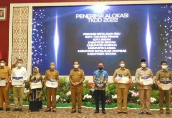 Bertempat di Aula Wan Seri Beni, Dompak, Pemerintah Provinsi Kepulauan Riau menyerahkan DIPA dan TKDD Tahun 2022
