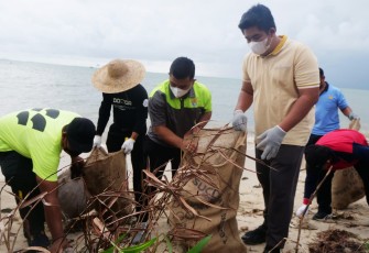  Plt Bupati Bintan dan FKPD Jogging Sambil Pungut Sampah