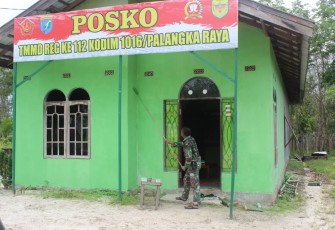 Personel Satgas Lakukan Pengecatan Posko TMMD Reguler Ke 112 