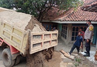 Peduli Rumah Ibadah, Kanit Binmas Polsek Kasokandel Sumbang Pasir Untuk Pembangunan Mushola