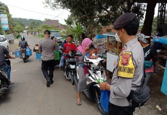 Polsek Cingambul Tetap Gencar Laksanakan Operasi Yustisi Dengan Membagikan Masker