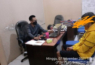 Terduga pelaku saat diperiksa penyidik